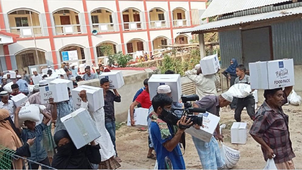 আল-খায়ের ফাউন্ডেশনের উদ্যোগে ইফতার সামগ্রী বিতরণ