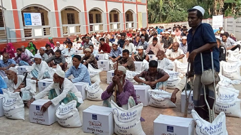 আল-খায়ের ফাউন্ডেশনের উদ্যোগে ইফতার সামগ্রী বিতরণ